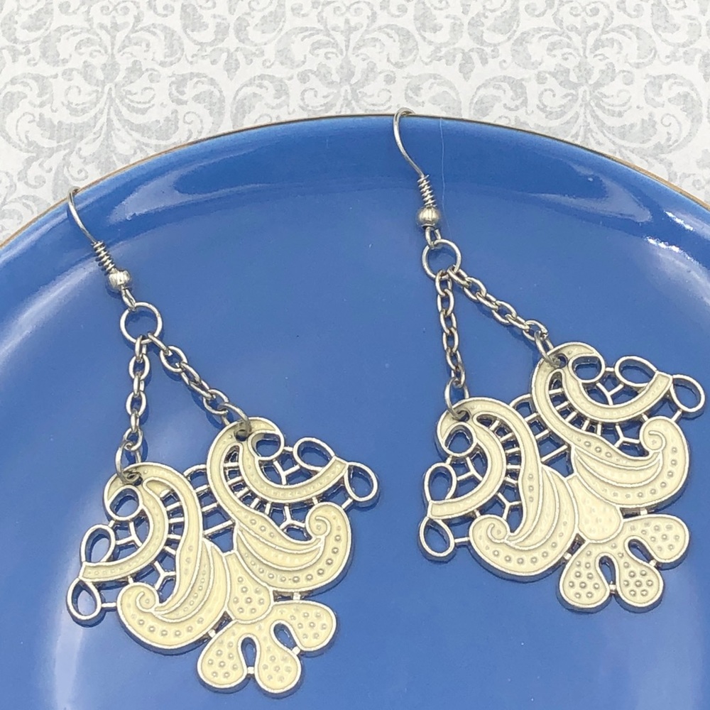 🍀 Cream Enamel Lace Look Silver Dangle Earrings